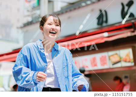 大阪の街を観光する若い女性 115151755