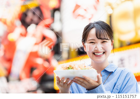 大阪道頓堀で名物のたこ焼きを食べる女性 大阪道頓堀で名物のたこ焼きを食べる女性 115151757