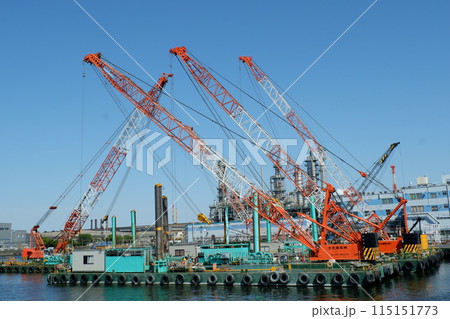 港に舫われるクレーン船 115151773