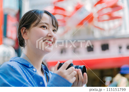 大阪の街を撮影するカメラ女子 大阪の街を撮影するカメラ女子 115151799