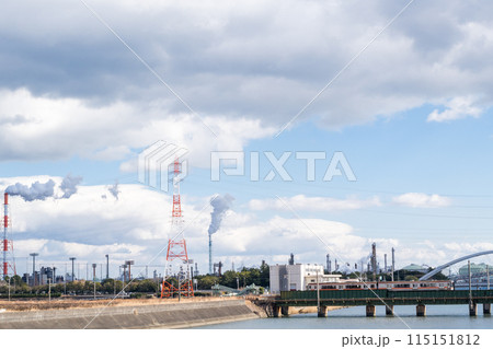 【関西本線】工場地帯を通過する快速みえ 115151812