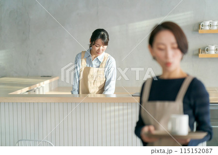 カフェで働く人たち カフェで働く人たち 115152087