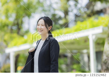 スーツを着た若い女性 スーツを着た若い女性 115152462