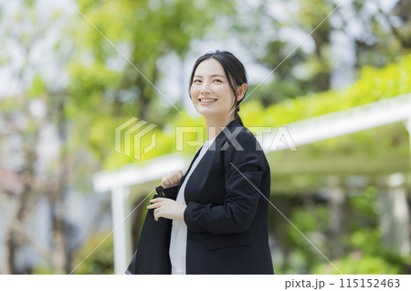 スーツを着た若い女性 115152463