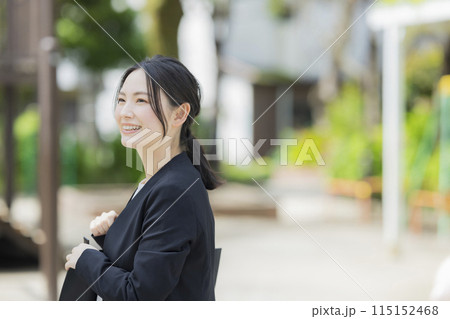 スーツを着た若い女性 スーツを着た若い女性 115152468