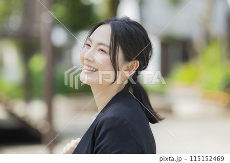 スーツを着た若い女性 スーツを着た若い女性 115152469