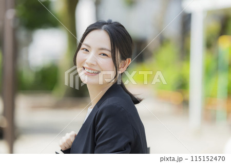 スーツを着た若い女性 115152470