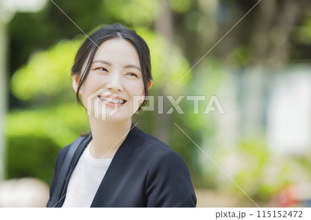 スーツを着た若い女性 スーツを着た若い女性 115152472