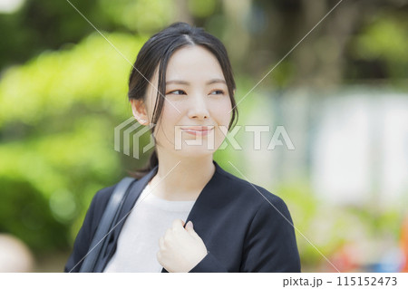 スーツを着た若い女性 115152473
