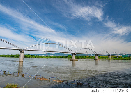 大雨で増水し濁流と化した淀川　大阪府枚方市 115152568