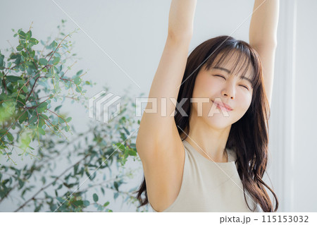 若い女性のビューティーイメージ　 115153032