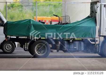 白煙を出すトラック 白煙を出すトラック 115153120