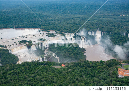 ヘリからのイグアスの滝 115153156