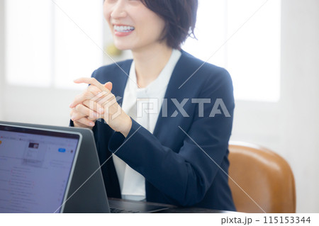 ミーティング　ビジネスウーマン 115153344