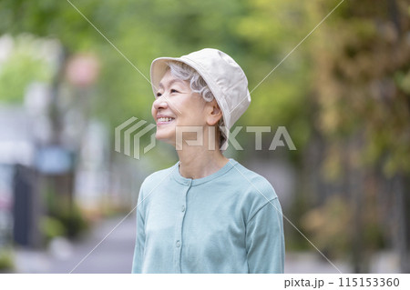 笑顔のシニア女性 笑顔のシニア女性 115153360