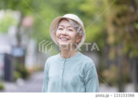 笑顔のシニア女性 115153366