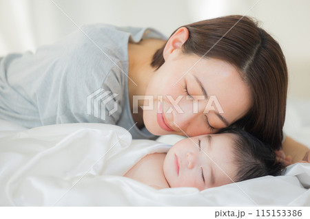 お母さんと添い寝して寝ている赤ちゃん 115153386