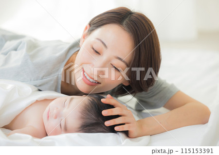 お母さんと添い寝して寝ている赤ちゃん お母さんと添い寝して寝ている赤ちゃん 115153391