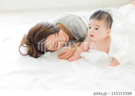 お母さんと添い寝して寝ている赤ちゃん 115153399