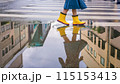 雨上りの路地の水溜まりと黄色い長靴の子供　 (AI生成画像) 115153413