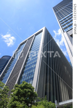 高層ビルを見上げるオフィス街の風景 115153425