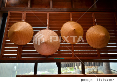 温泉地の風情を感じさせる雨傘笠 115153467