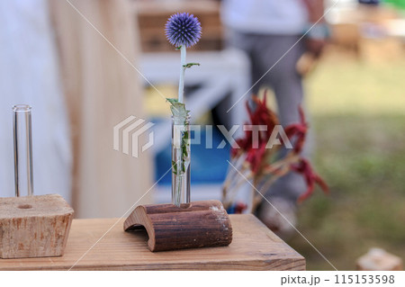 ナチュラルなテーブルの上に飾られた花 ナチュラルなテーブルの上に飾られた花 115153598