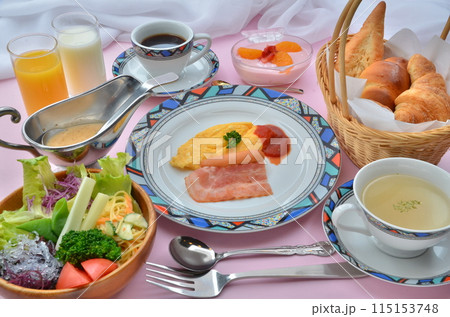 朝の豊かさ：色鮮やかな朝食 115153748