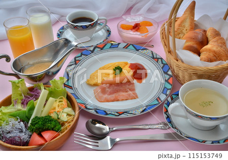朝の豊かさ：色鮮やかな朝食 115153749
