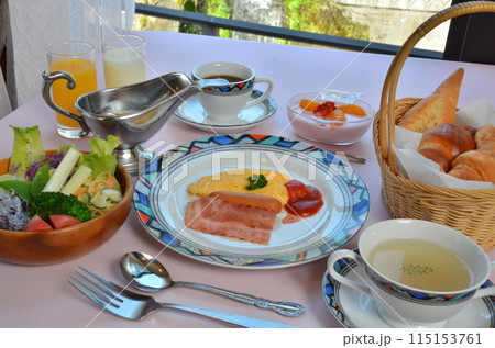 陽光溢れるリゾートホテルでの朝食タイム 115153761