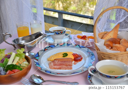 陽光溢れるリゾートホテルでの朝食タイム 115153767