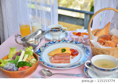 陽光溢れるリゾートホテルでの朝食タイム 陽光溢れるリゾートホテルでの朝食タイム 115153774