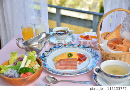 陽光溢れるリゾートホテルでの朝食タイム 陽光溢れるリゾートホテルでの朝食タイム 115153775