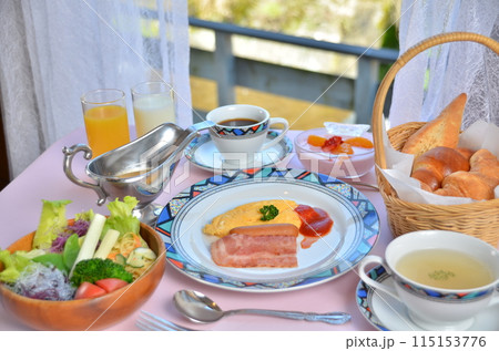 陽光溢れるリゾートホテルでの朝食タイム 115153776