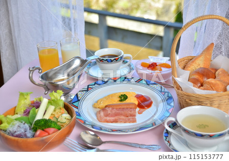 陽光溢れるリゾートホテルでの朝食タイム 陽光溢れるリゾートホテルでの朝食タイム 115153777