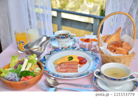 美味しい一日の始まり:新鮮な素材で彩るモーニングプレート 美味しい一日の始まり:新鮮な素材で彩るモーニングプレート 115153779