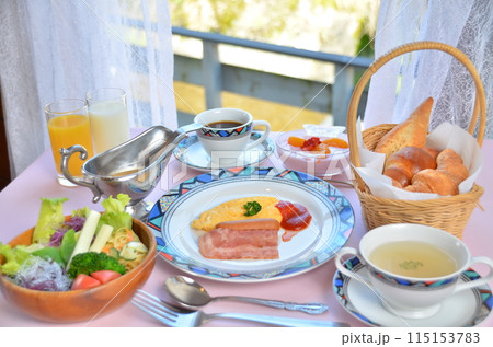 美味しい一日の始まり:新鮮な素材で彩るモーニングプレート 美味しい一日の始まり:新鮮な素材で彩るモーニングプレート 115153783