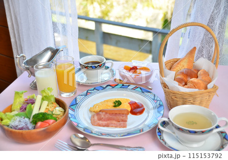 美味しい一日の始まり:新鮮な素材で彩るモーニングプレート 美味しい一日の始まり:新鮮な素材で彩るモーニングプレート 115153792