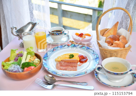 美味しい一日の始まり:新鮮な素材で彩るモーニングプレート 美味しい一日の始まり:新鮮な素材で彩るモーニングプレート 115153794