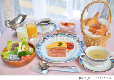 美味しい一日の始まり：新鮮な素材で彩るモーニングプレート 115153805