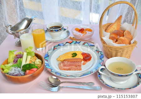 美味しい一日の始まり：新鮮な素材で彩るモーニングプレート 115153807