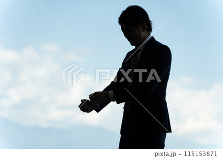 スーツ姿の男性ビジネスマンのシルエット(モデル・ハンサム・着こなし・リーダーシップ) スーツ姿の男性ビジネスマンのシルエット(モデル・ハンサム・着こなし・リーダーシップ) 115153871