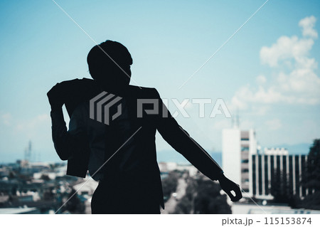 スーツ姿の男性ビジネスマンのシルエット（モデル・ハンサム・着こなし・リーダーシップ） 115153874