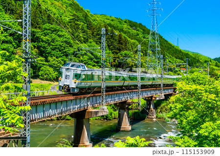 伯備線 特急やくも　新緑の日野川を渡る緑やくも色の381系（根雨－黒坂） 115153909