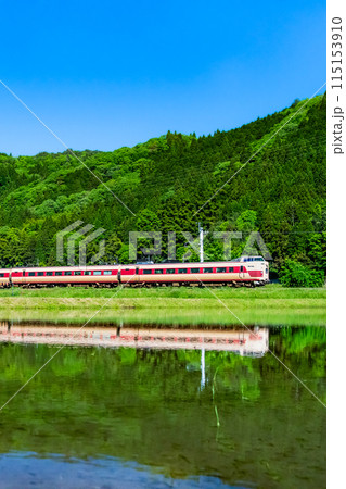 伯備線 特急やくも　新緑の水田を走る国鉄色の381系（根雨－黒坂） 115153910