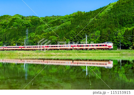 伯備線 特急やくも　新緑の水田を走る国鉄色の381系（根雨－黒坂） 115153915