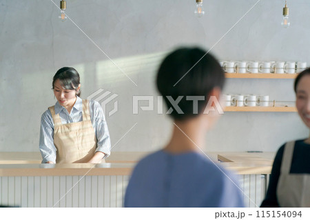 カフェで働く人たち 115154094