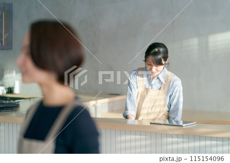カフェで働く人たち 115154096