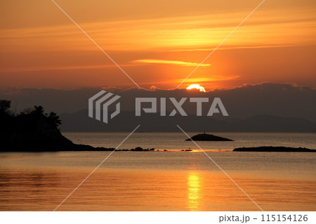 今治市鴨池海岸の沈む夕日 115154126