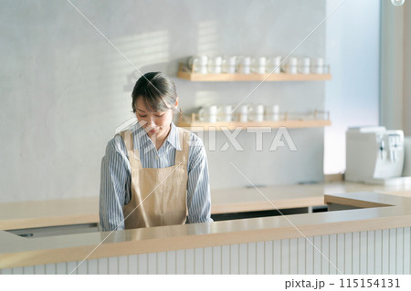 カフェで働く女性スタッフ カフェで働く女性スタッフ 115154131